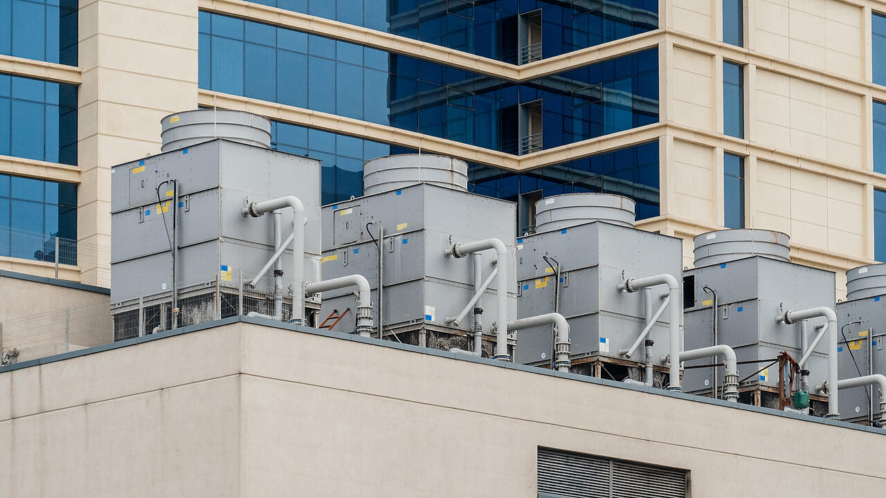 Climatiseur installé sur le toit d'un immeuble moderne