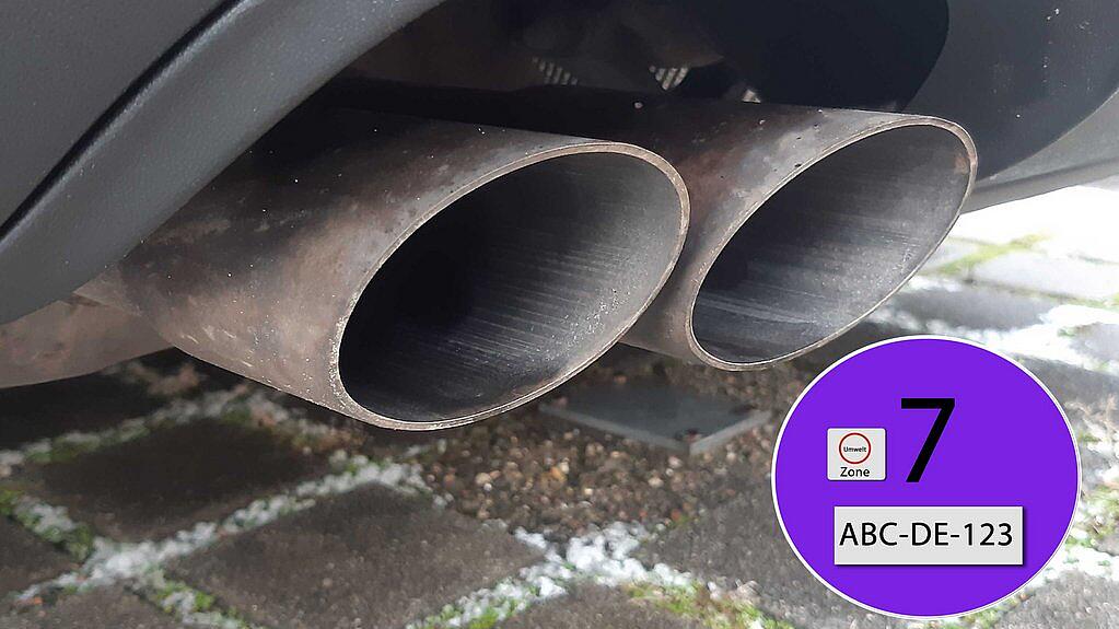 Gases de escape de un coche junto a la etiqueta medioambiental EU7