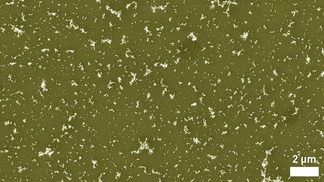 Micrografía electrónica de barrido de partículas de aerosol de hollín, con una longitud de 2 µm