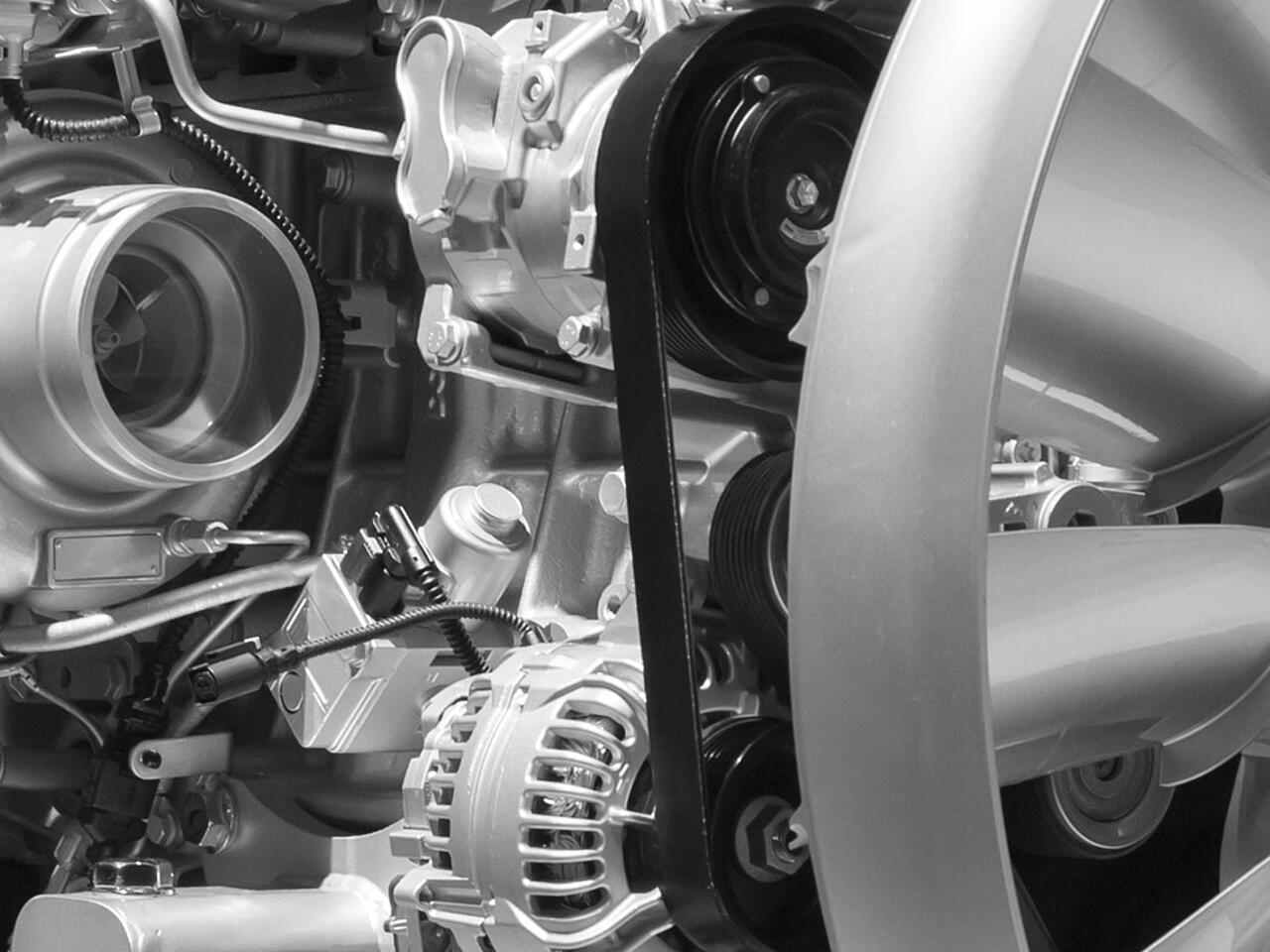 Motor diésel de camión sobre fondo blanco