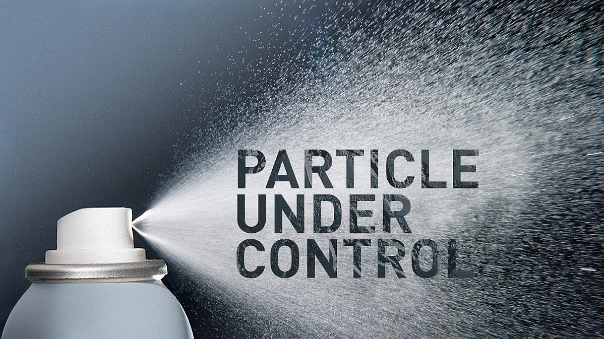 Botella pulverizadora con niebla, con el lema «Particle under control» en ella
