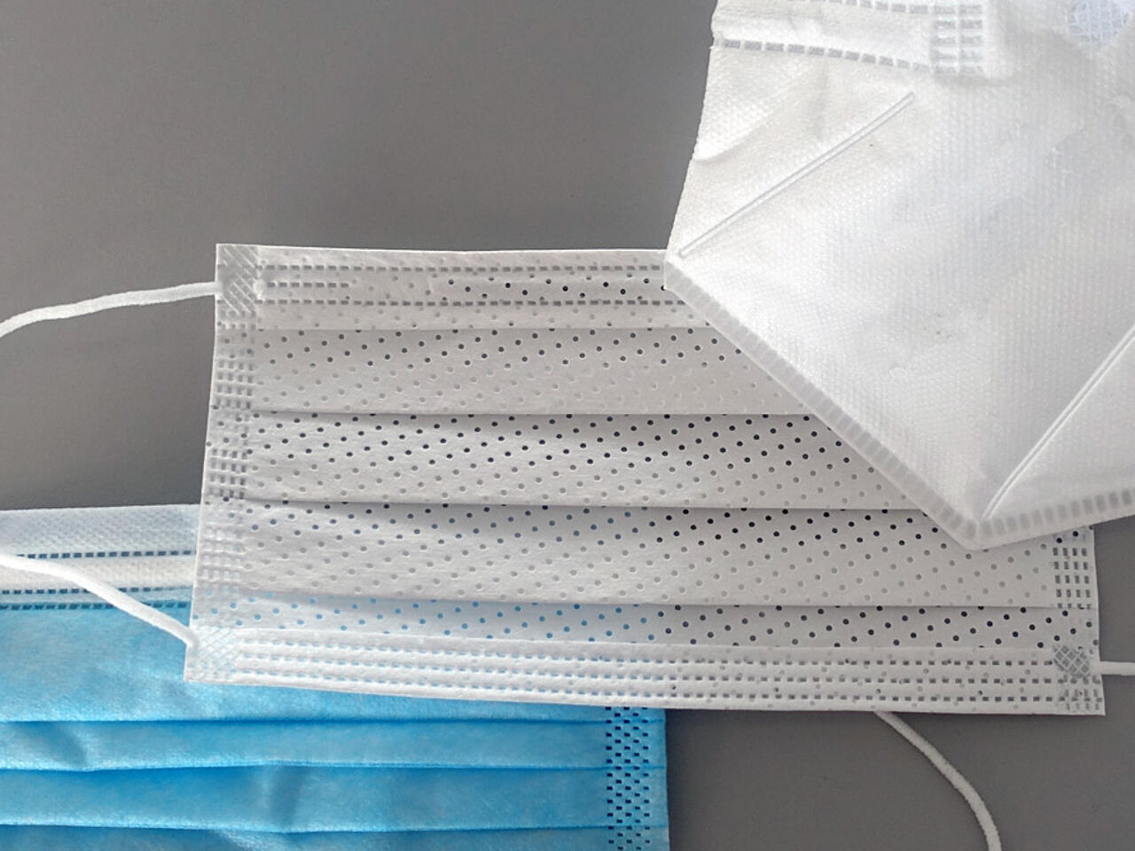 Tres mascarillas sobre una mesa