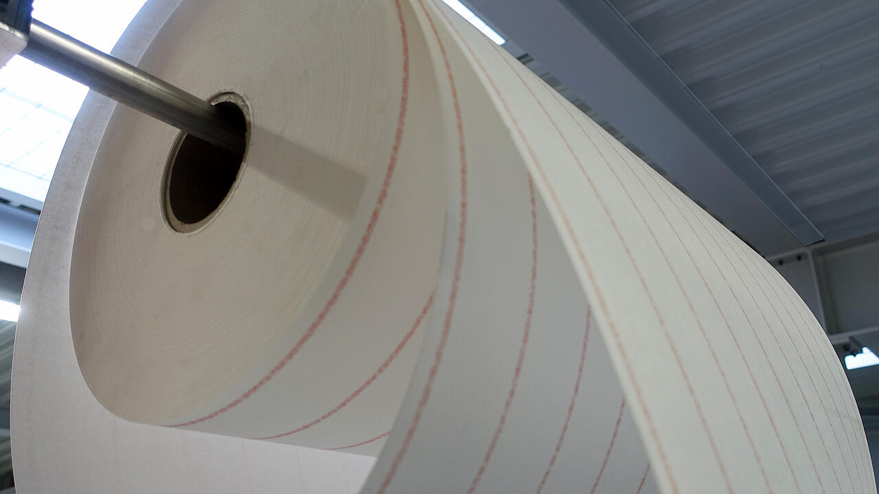 Rollo grande con material filtrante en la nave de producción