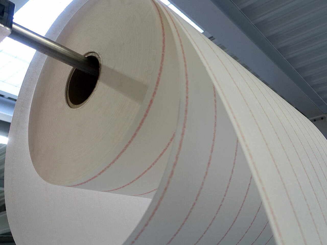 Rollo grande con material filtrante en la nave de producción