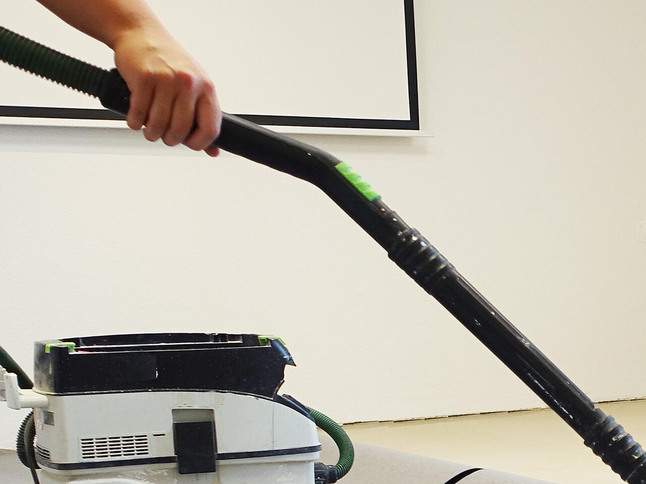 Un brazo extendido con un tubo de aspiradora en la sala de entrenamiento