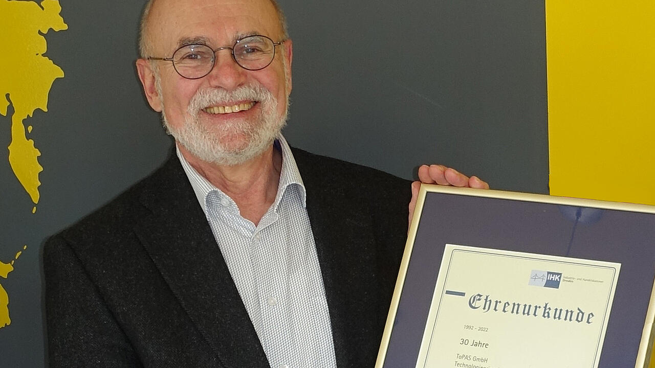El Dr. Andreas Rudolph recibe el certificado de honor de la IHK