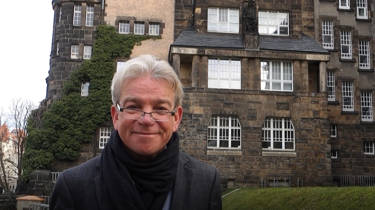 El ingeniero Christian Peters delante de un edificio de la Universidad Técnica de Dresde