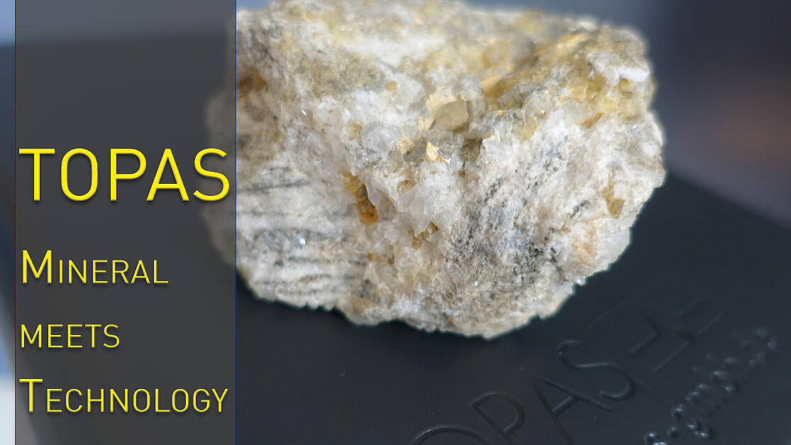 El mineral «Topas» sobre el fondo del reloj de la empresa Topas GmbH