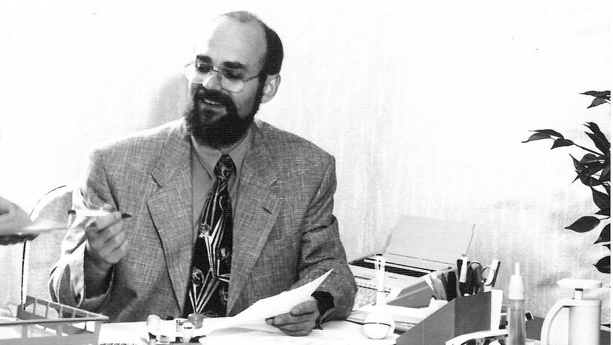 El fundador de la empresa, A. Rudolph, en su escritorio; fotografía en blanco y negro