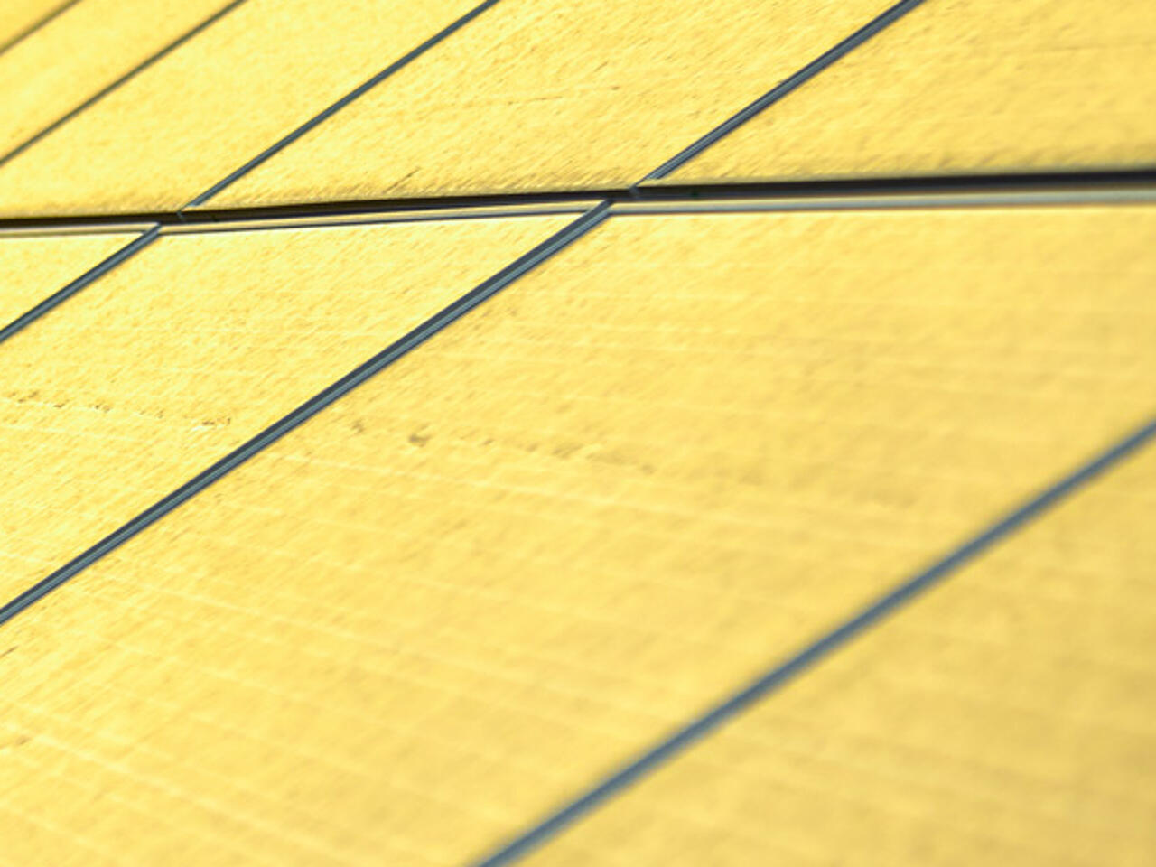 Un ingeniero prueba un sistema fotovoltaico en el desierto con el cielo amarillento de fondo