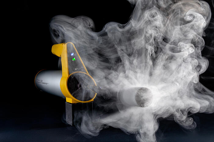 Generador de niebla por condensación CFG 291 para la validación de salas blancas, vista frontal, con niebla