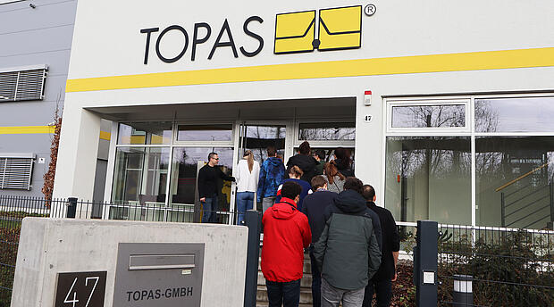 Un grupo de estudiantes de camino al edificio principal de Topas