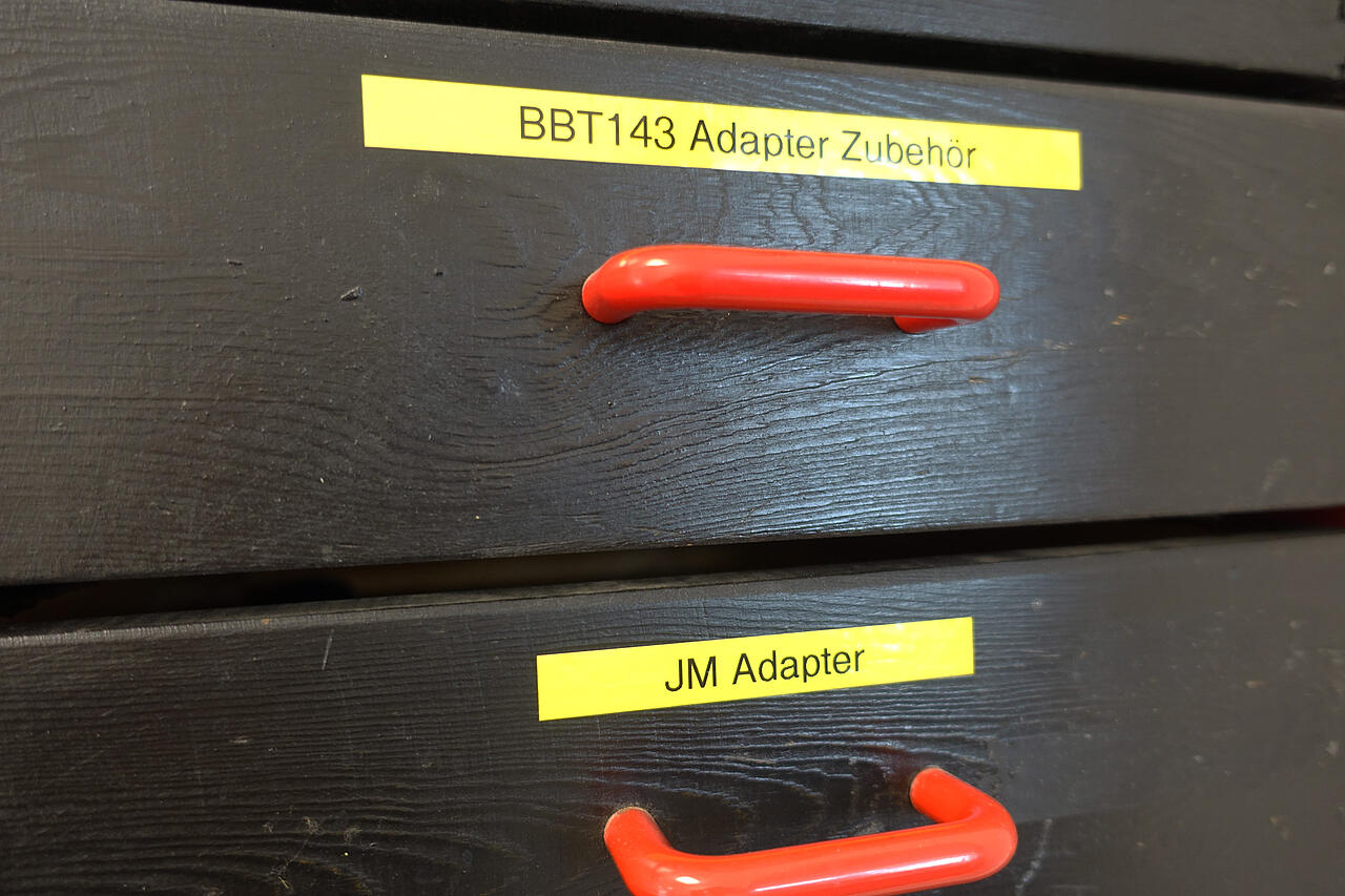Armario para accesorios con etiquetado