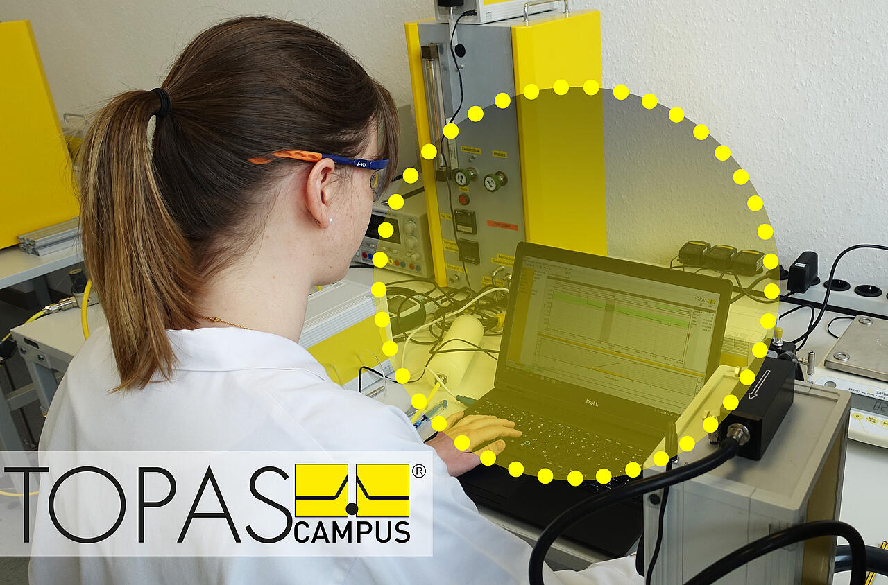 Científico evaluando datos en un ordenador; el logotipo del Campus Topas en primer plano