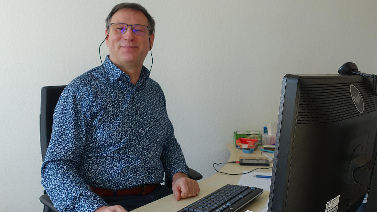 Klaus-Jürgen Müller, ingénieur diplômé, à son bureau