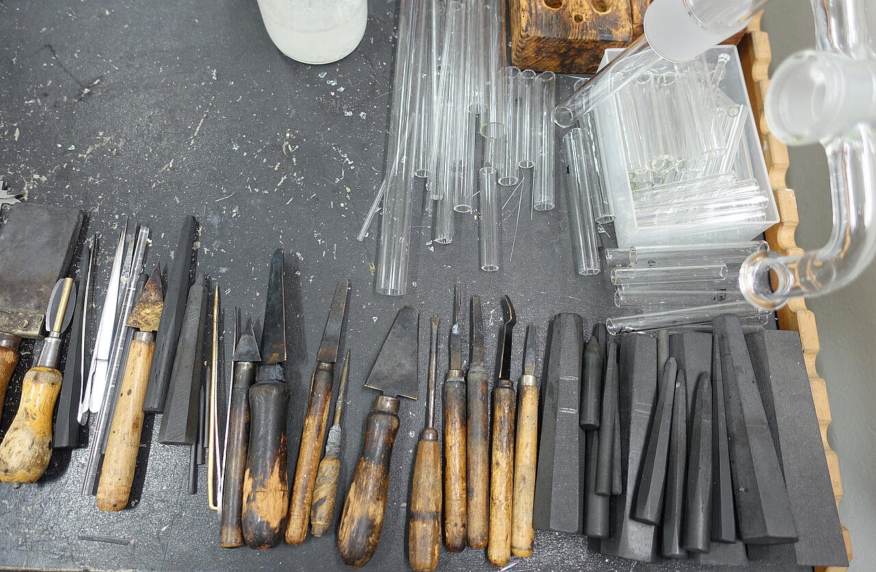 Les outils d'un fabricant d'appareils en verre sur son établi