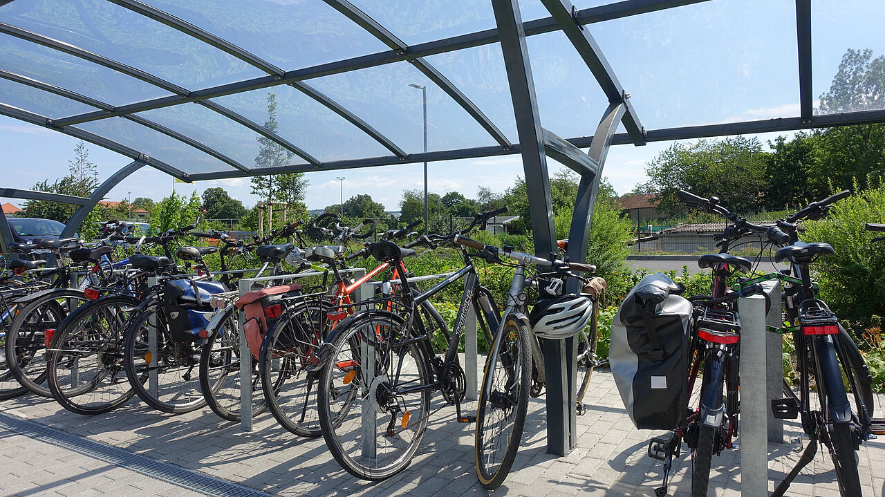 Les vélos au parking à vélos couvert en été