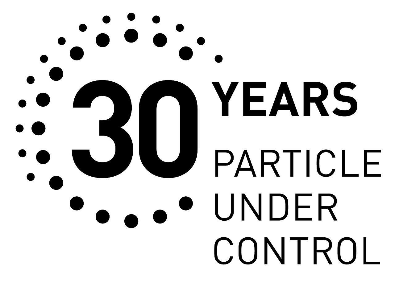 « 30 ANS », inscrit dans un cercle formé par des bombes aérosols, avec la mention « Particle Under Control » à côté